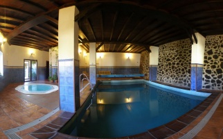 Piscina climatizada con jacuzzi