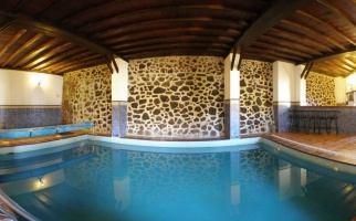 Piscina climatizada con jacuzzi