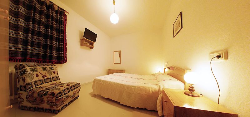 Schlafzimmer mit Doppelbett