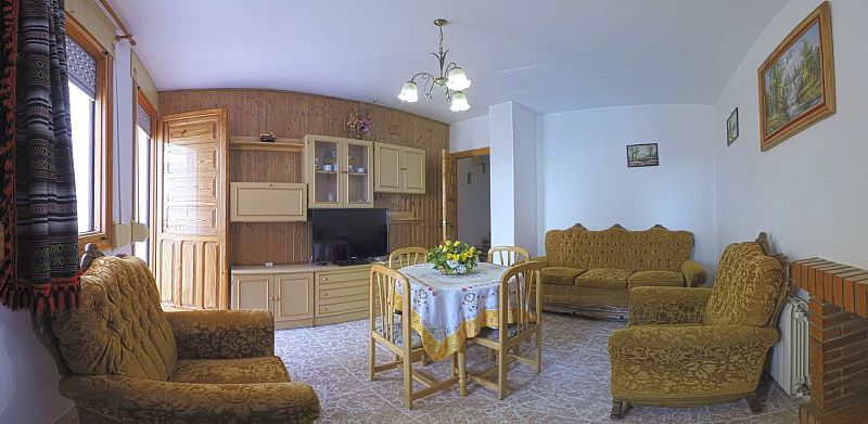 Comedor con chimenea
