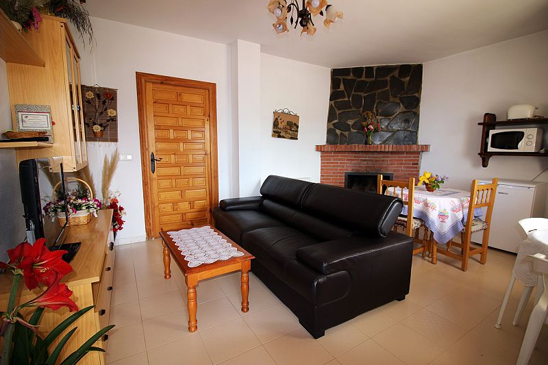 Esszimmer mit Küche und Kamin