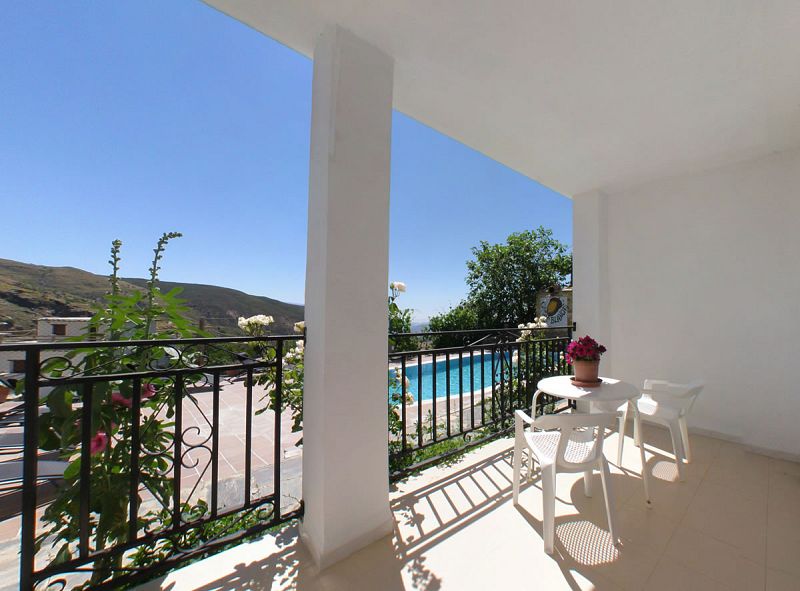 Terraza frente a la piscina