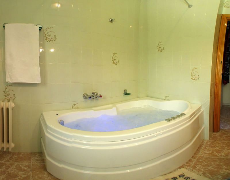 Baño y Jacuzzi con cromoterapia