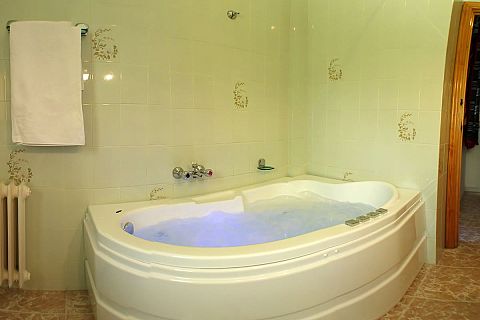Baño con jacuzzi y cromoterapia de la Casa 5
