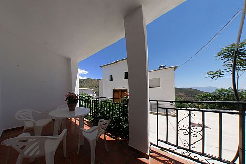 Terraza de la planta baja de la Casa 3, con mesa y sillas