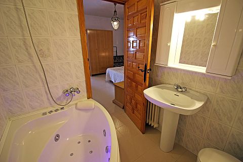 Baño con jacuzzi de la Casa 6