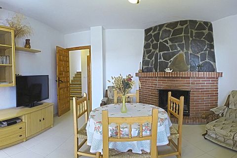 Comedor con chimenea de la Casa 5
