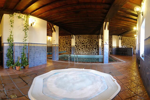 Piscina cubierta climatizada con jacuzzi gratuito